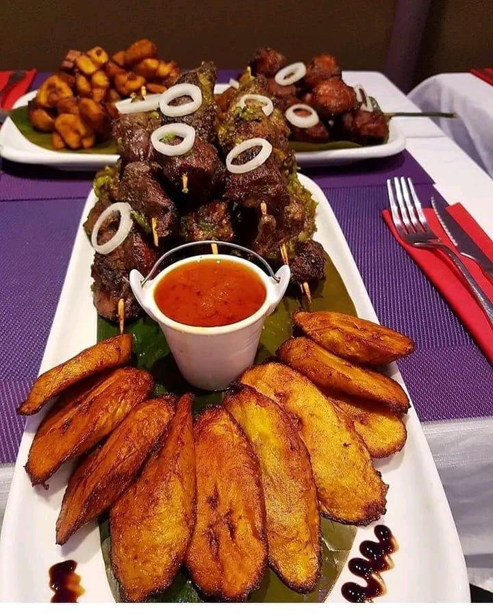 Brochettes et plantains
